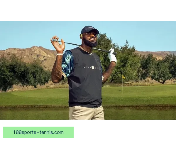 詹姆斯父子打高尔夫遭遇惊险瞬间 水中突然现鳄鱼 老詹勇敢捡球再现硬汉本色