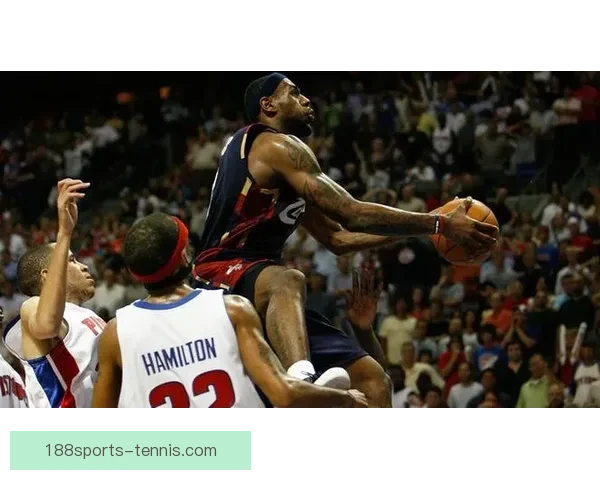 詹姆斯评生涯前三高光时刻：世纪封盖居首 扣翻特里与07年东决上榜